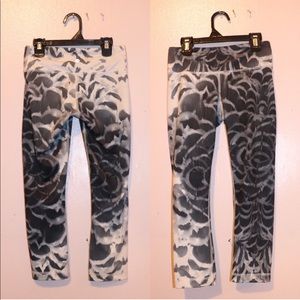 Lululemon black and white cropped leggings